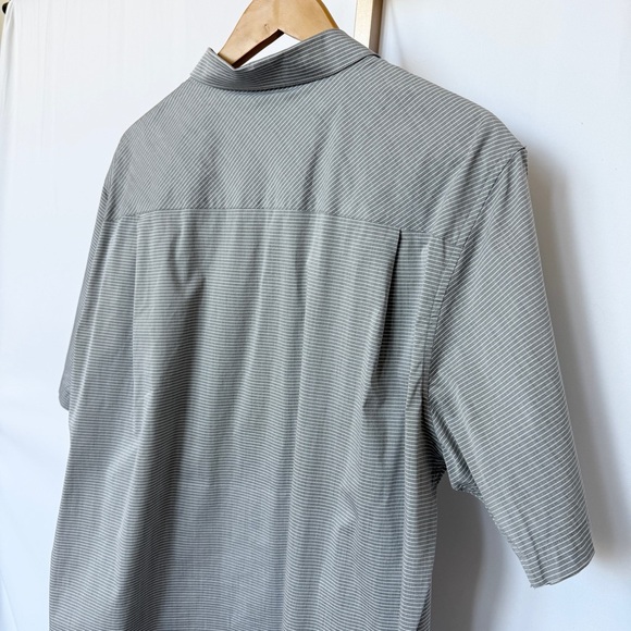 Travis Mathew Men's XL Gray Striped Short Sleeve Button-Up Shirt Cotton Golf - Picture 9 of 11